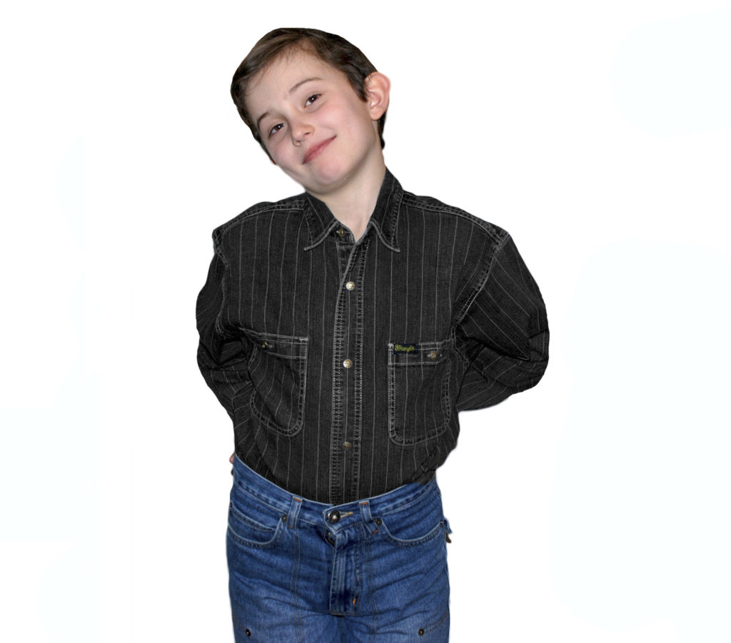 Подростковая джинсовая рубашка черного цвета в полоску с длинным рукавом. Модель классическая на кнопках, с двумя накладными карманами.