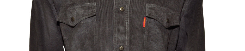 Рубашка серого цвета, на кнопках с двумя накладными карманами