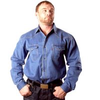 Рубашка синего цвета , на кнопках с двумя накладными карманами