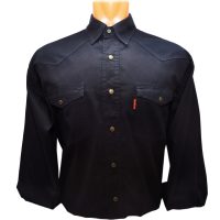 Джинсовая рубашка чернильного цвета с двумя карманами.