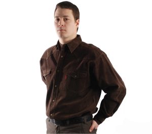 Вельветовая мужская рубашка большого размера коричневого цвета.
