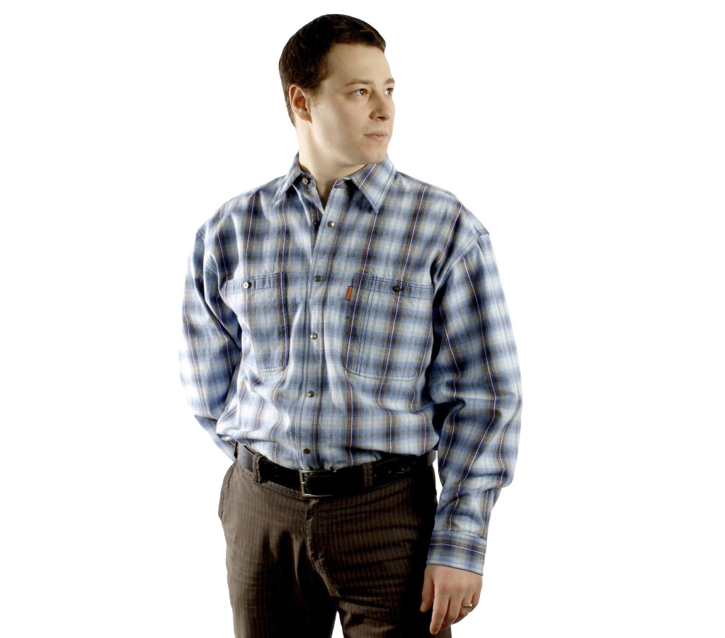 Мужская рубашка в крупную светло-голубого цвета клетку с красной полосой