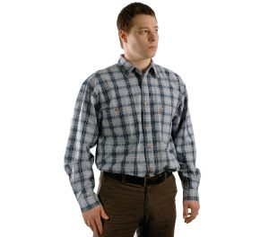 Мужская рубашка в средней величины светло-синего цвета клетку. Плотный материал, Модель длинный рукав с двумя большими карманами свободного кроя.