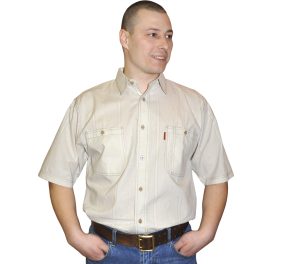 Рубашка мужская с коротким рукавом бежевого цвета с штрихами. 