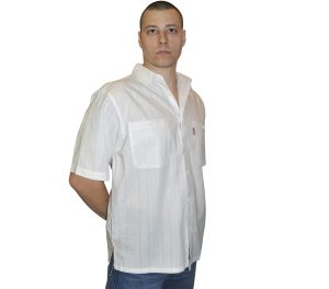 Рубашка с коротким рукавом белого цвета с прострочками.  Размер