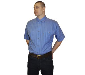Мужская рубашка с коротким рукавом синего цвета с прострочками. 