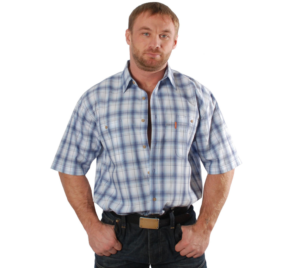 Мужская рубашка с коротким рукавом в крупную сине-голубую клетку.