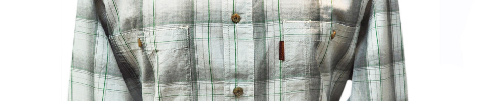 Мужская рубашка с длинным рукавом в крупную бело серую клетку с тонкой зеленой полосой.