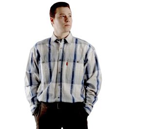 Мужская рубашка с длинным рукавом в крупную серо-синюю клетку. 