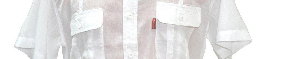 Рубашка с коротким рукавом белого цвета из тонкого материала. Модель