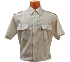 Рубашка с коротким рукавом бежевого цвета из тонкого материала марлёвка.