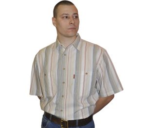 Мужская рубашка в толстую бело-бежевую полоску и тонкую сине-красную
