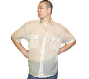  Рубашка с коротким рукавом тонкого бежевого цвета.
