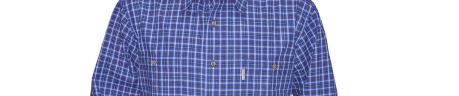 Рубашка хлопковая. Модель свободного кроя дополнение два больших кармана на пуговицах. Рубашка в среднюю синюю клетку на белом фоне с тонкой красно-белой полосой.