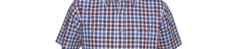 Джинсовая рубашка в среднего размера бордово-синего цвета клетку. Модель-G свободного кроя с двумя большими карманами. Толщина материи 32.