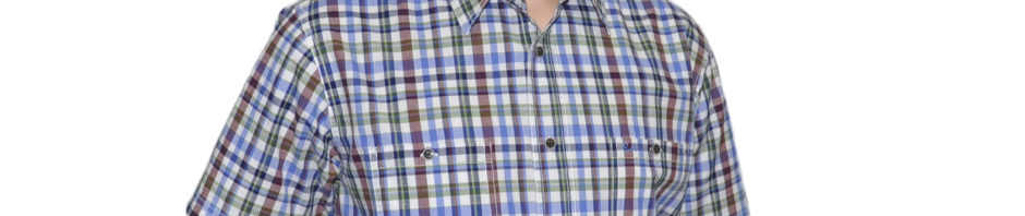 Джинсовая рубашка в среднего размера коричневого и салатневого цвета клетку. Модель-G свободного кроя с двумя большими карманами. Толщина материи 32.
