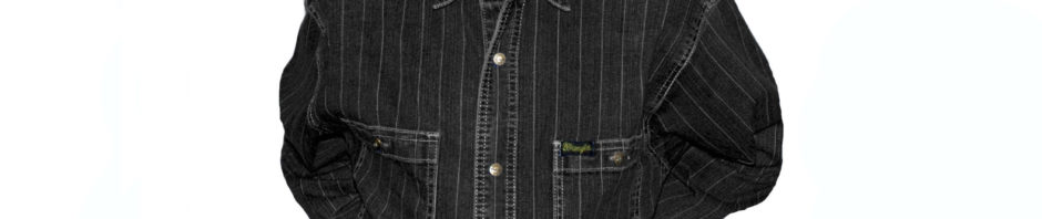 Подростковая джинсовая рубашка черного цвета в полоску с длинным рукавом. Модель классическая на кнопках, с двумя накладными карманами.