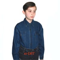 Подростковая джинсовая рубашка тёмно-синего цвета с длинным рукавом. Модель классическая на кнопках, с двумя накладными карманами.