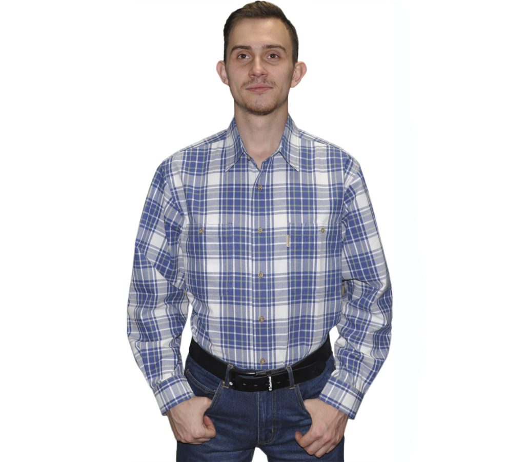 Мужская рубашка с длинным рукавом в крупную бело голубую клетку. Модель свободного кроя с двумя большими карманами.