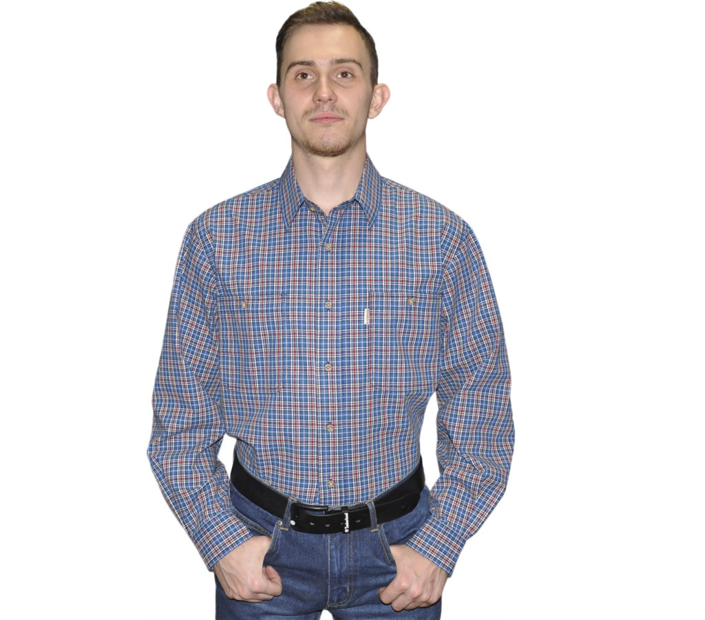 Джинсовые рубашка с длинным рукавом в мелкую бело-голубую клетку. Модель свободного кроя с двумя большими карманами.