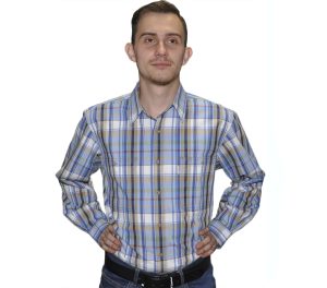 Джинсовая рубашка с длинным рукавом в бело-коричневую клетку. Модель свободного кроя с двумя большими карманами.