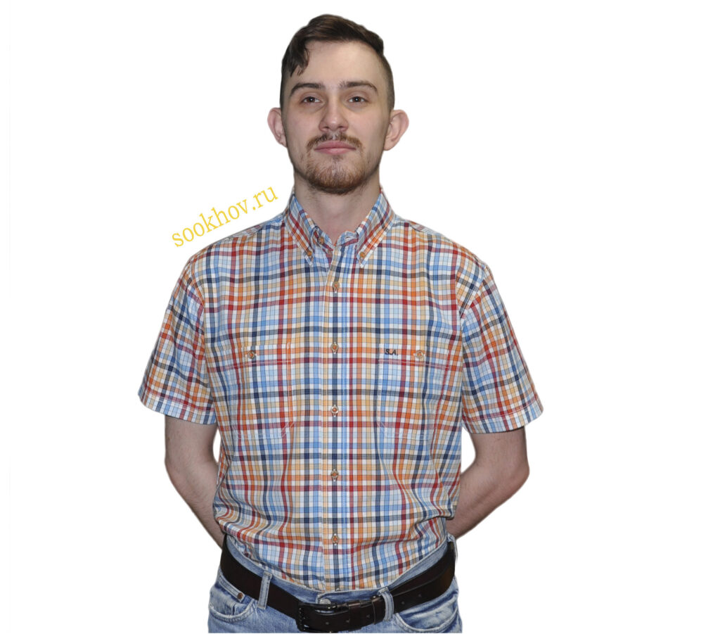 Хлопковая рубашка с коротким рукавом в мелкую оранжево и синюю клетку. С двумя карманами с вышивкой логотипа бренда. С пуговицами на воротнике.