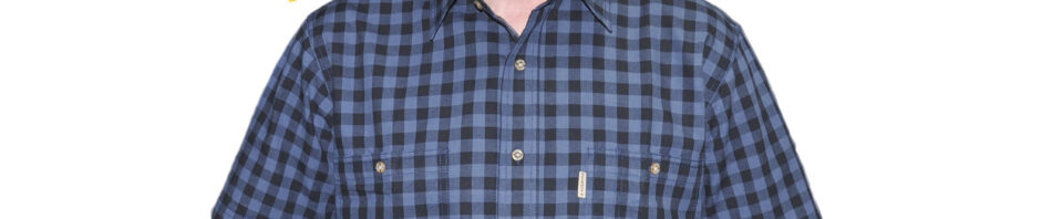 Хлопковая рубашка с коротким рукавом в темно синюю клетку. Модель свободного кроя с двумя большими карманами.